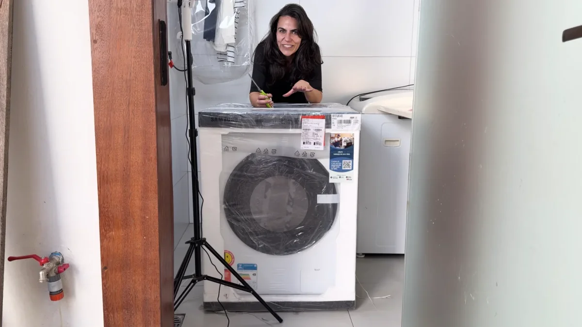 Máquina embalada no plástico e isopor na lavanderia