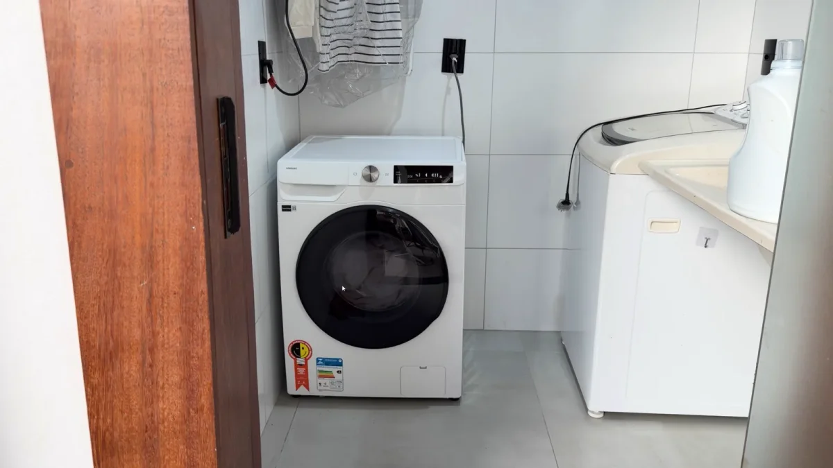 Máquina posicionada na lavanderia pronta para uso
