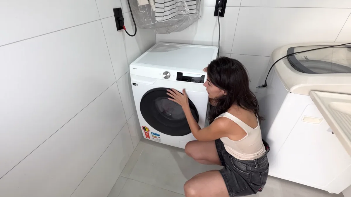 Cecília ao lado da lava e seca Samsung instalada